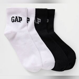 GAP Logo Women's Quarter Crew Socks 2 Pack Black And White, New